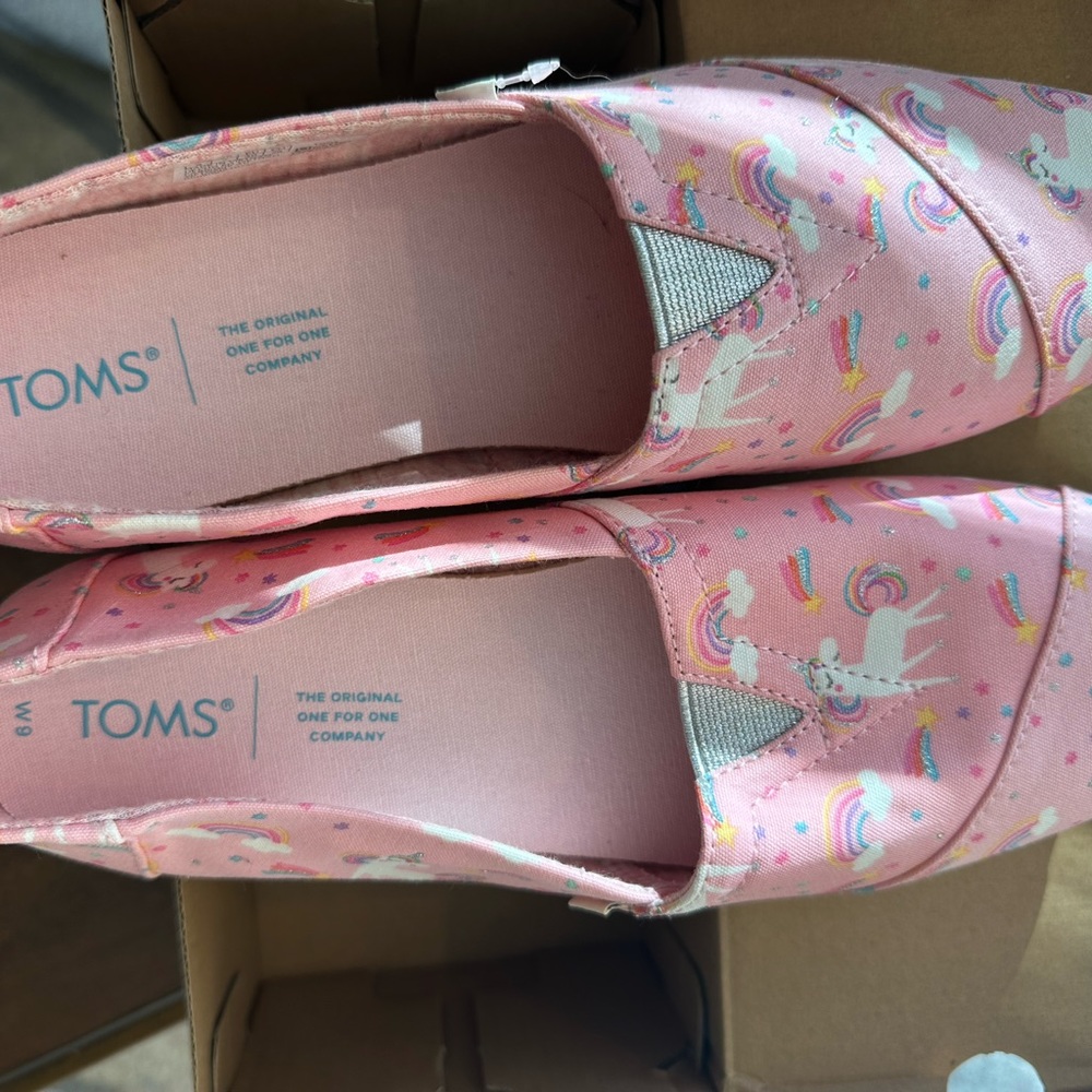 Brand new in box Tom’s women’s shoes. Unicorn print
